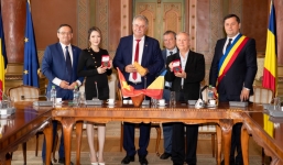 Lý Nhã Kỳ được trao quyết định làm đại sứ du lịch tỉnh Gorj 